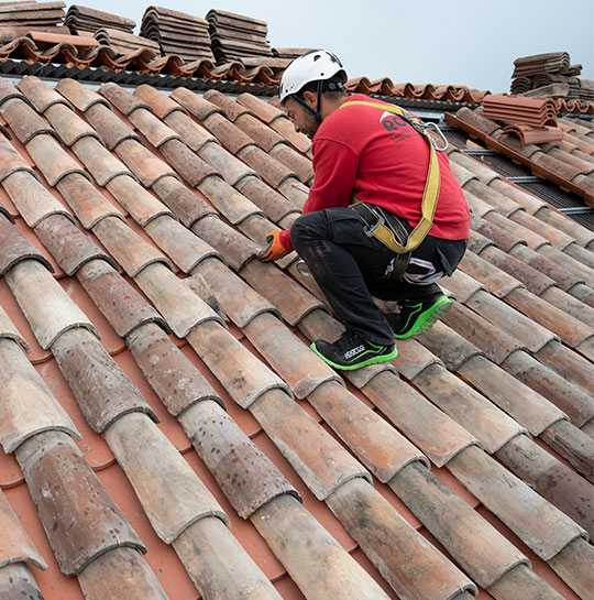 Instalación de tejado y cubierta con teja curva ROOFS