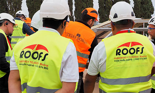 Equipo de construcción de tejados y cubiertas de  obra nueva