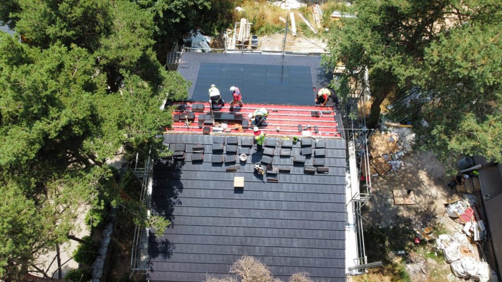 Instalación de tejas solares ROOFS